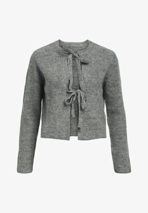 Szary sweter z dzianiny, z okrągłym dekoltem, długimi rękawami i zapięciem na troczek z przodu. Tekstura jest prążkowana, co nadaje mu przytulny wygląd.