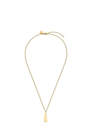 Dünne goldene Halskette mit rechteckigem Anhänger, auf dem "see the good" eingraviert ist, und einem kleinen runden Anhänger nahe dem Verschluss.