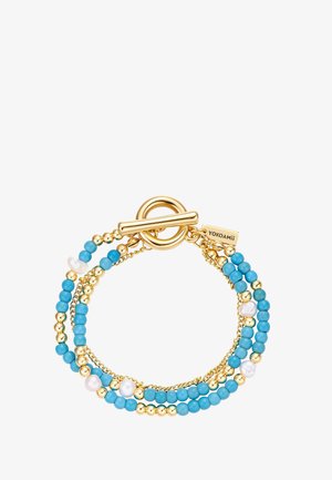 Gold- und türkisfarbener Perlenarmband mit Süßwasserperlen und Knebelverschluss, der mit "YOKOAMii" graviert ist, in mehreren Reihen angeordnet.