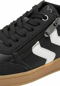 Baskets en cuir noir avec des accents en textile, design en zigzag blanc et détails en zip argenté. Présentent des lacets noirs et une semelle en caoutchouc gomme.