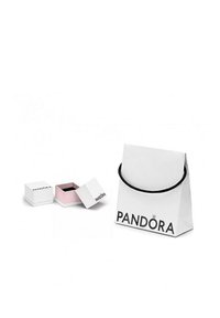 Borsa da shopping bianca con manico in corda nera, con il logo "PANDORA". Due scatole per gioielli: una scatola bianca e una scatola con interno rosa.