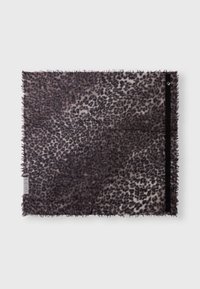 Leopardprint sjaal met franjes, gemaakt van een zachte stof in bruin- en zwarttinten, met een zwarte fluwelen accent aan één kant.