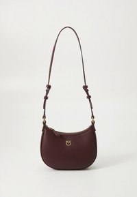 Axelväska i bordeauxläder med en böjd form, guldfärgade metallbeslag, justerbar rem och dragkedja upptill. Har en liten logotypdetalj.