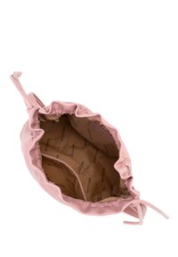 Borsa in tessuto sintetico rosa, arricciata, con chiusura a coulisse. All'interno presenta una fodera beige liscia con il nome del marchio stampato in ripetizione.