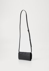 Borsa a tracolla nera in pelle con design trapuntato, forma rettangolare, tracolla regolabile e un'estetica elegante e minimalista.