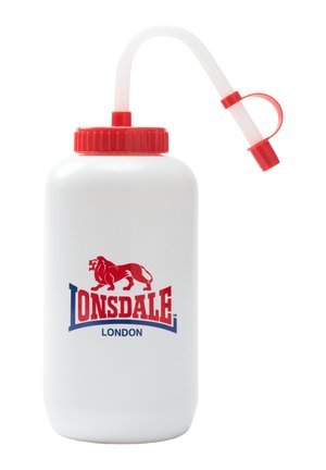 Weiße Sportwasserflasche mit rotem Schraubverschluss und flexiblem Auslauf, mit rotem und blauem Lonsdale London-Logo sowie Löwengrafik.