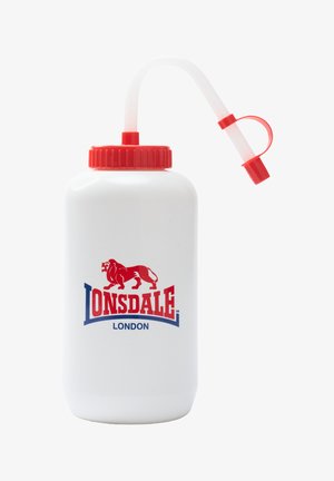 Weiße Sportwasserflasche mit rotem Schraubverschluss und flexiblem Auslauf, mit rotem und blauem Lonsdale London-Logo sowie Löwengrafik.
