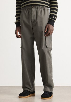 Cargo-broek in olijfgroen stof, met een elastische tailleband met een knoop, zijzakken en een relaxte pasvorm.