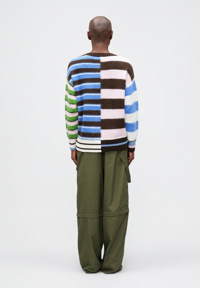 Pullover multicolor cu dungi, în nuanțe de verde, albastru, brun, roz și alb. Design tricotat cu lățimi variate; guler și margine ribbate.