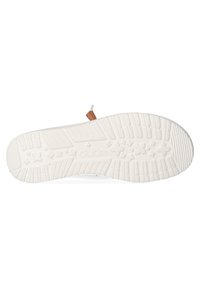 Semelle en caoutchouc blanc avec un motif de grip texturé et un accent en cuir marron. Présente un logo embossé sur le dessous.