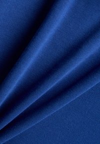 Tessuto blu profondo caratterizzato da una texture morbida e liscia con una leggera elasticità. Il materiale ha una trama fine, creando un aspetto uniforme.
