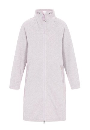 Geacă lungă, roz pal, realizată dintr-un material moale de fâș. Dispune de un guler înalt, fermoar pe toată lungimea frontală și două buzunare laterale.