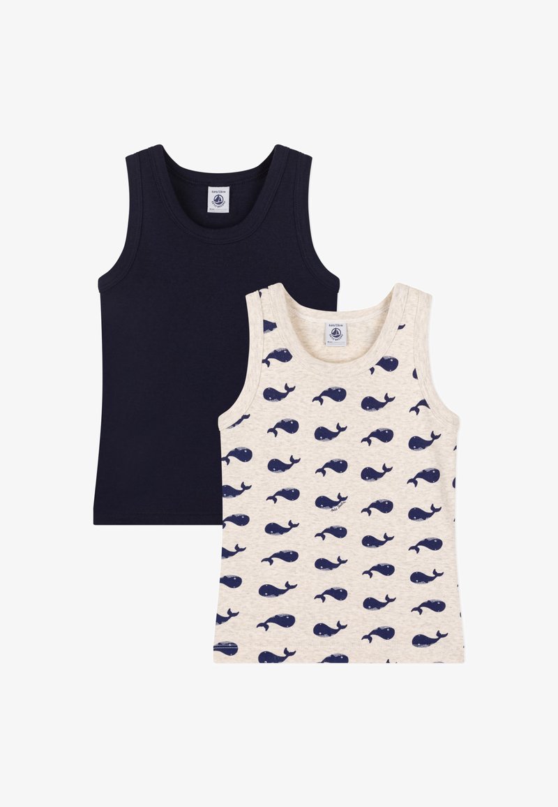 To skjortetopper uten ermer: en i marineblå bomull, den andre i kremfarge med et marineblått hvalmønster. Begge har rund hals og sømmer langs kanten.
