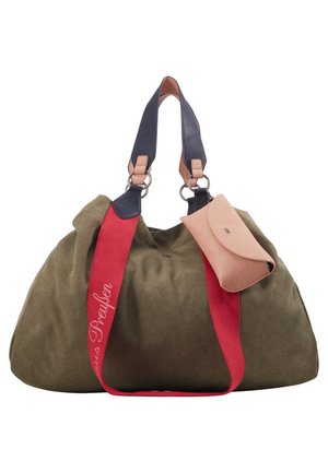 Olivenfarbene Canvas-Tasche mit dunkelblauen und roten Trägern, Lederakzenten und einem kleinen rosa Lederbeutel, der befestigt ist. Sie verfügt über ein gerafftes Design.