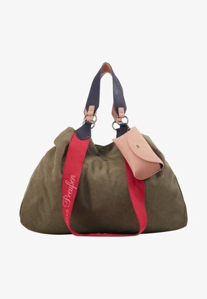 Olivenfarbene Canvas-Tasche mit dunkelblauen und roten Trägern, Lederakzenten und einem kleinen rosa Lederbeutel, der befestigt ist. Sie verfügt über ein gerafftes Design.