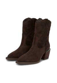 Botas de cuero de gamuza marrón con puntera afilada, costuras decorativas en forma de estrella, tacón inclinado y lengüetas en la parte superior. Acabado texturizado y diseño en capas.