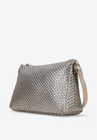 Bolso de hombro de metal plateado trenzado con un diseño estructurado, que cuenta con una correa suave de color beige y un cierre de cremallera. Acabado texturizado y forma rectangular.