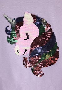 Färgglad paljett-enhörning med nyanser av rosa, grön och brun på en mjuk lavendelfärgad bakgrund. Slät, skimrande textur.