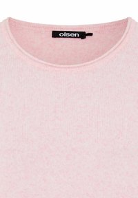 Hellrosa gestrickter Pullover mit rundem Halsausschnitt und strukturiertem Oberflächenmaterial. Markenlabel "olsen" sichtbar im Kragen.