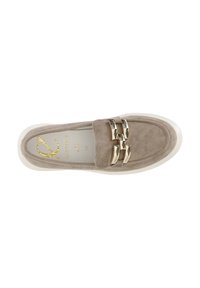 Scarpa slip-on in suede color taupe con suola in gomma bianca. Presenta tre accenti in catena color oro sulla parte superiore. Interno foderato con logo.