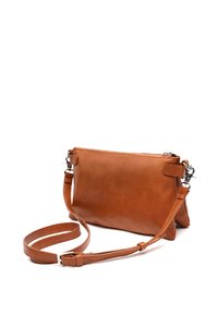 Hnedá kožená crossbody taška s obdĺžnikovým tvarom, zipsovým uzáverom a odnímateľným popruhom. Má hladkú textúru a minimálne kovové akcenty.