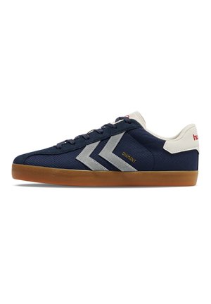 Mørkeblå sneakers med brun gummisål, hvid hælflig, sølv chevron-striber og teksten "DIAMANT" på siden, snøret, vist i profil.