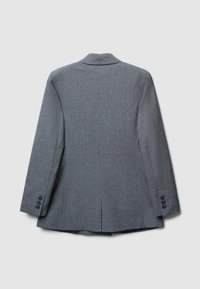 Grauer Blazer aus strukturiertem Stoff, einreihiges Design, mit Schalkrageneinfassung und vierknöpfigen Manschetten. Verfügt über einen geschlitzen Rücken für optimale Bewegungsfreiheit.