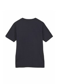 Tricou din bumbac bleu marin, cu guler rotund și mâneci scurte. Textură netedă cu un detaliu de cusătură orizontală pe spate.
