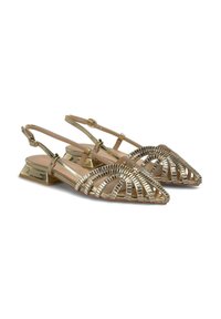 Bailarinas doradas de punta abierta y tipo slingback con forma triangular, que presentan un diseño en jaula, acentos metálicos y un tacón cuadrado bajo.