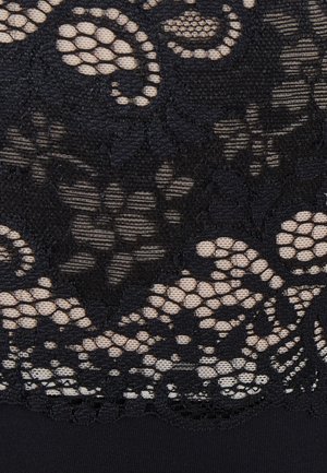 Tessuto in pizzo nero con un motivo floreale e paisley, con sezioni trasparenti e opache. Texturizzato con dettagli intricati sui bordi.