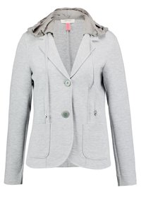 Světlý šedý blejzr s kapucí, vyrobený z měkké látky. Má dvě knoflíky, dvě přední kapsy a dekorativní švy na kapuci.