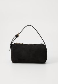 Borsa in suede nera dalla forma arrotondata, con chiusura a zip superiore, manico corto e un accento decorativo a nappa. Texture liscia con hardware minimale.