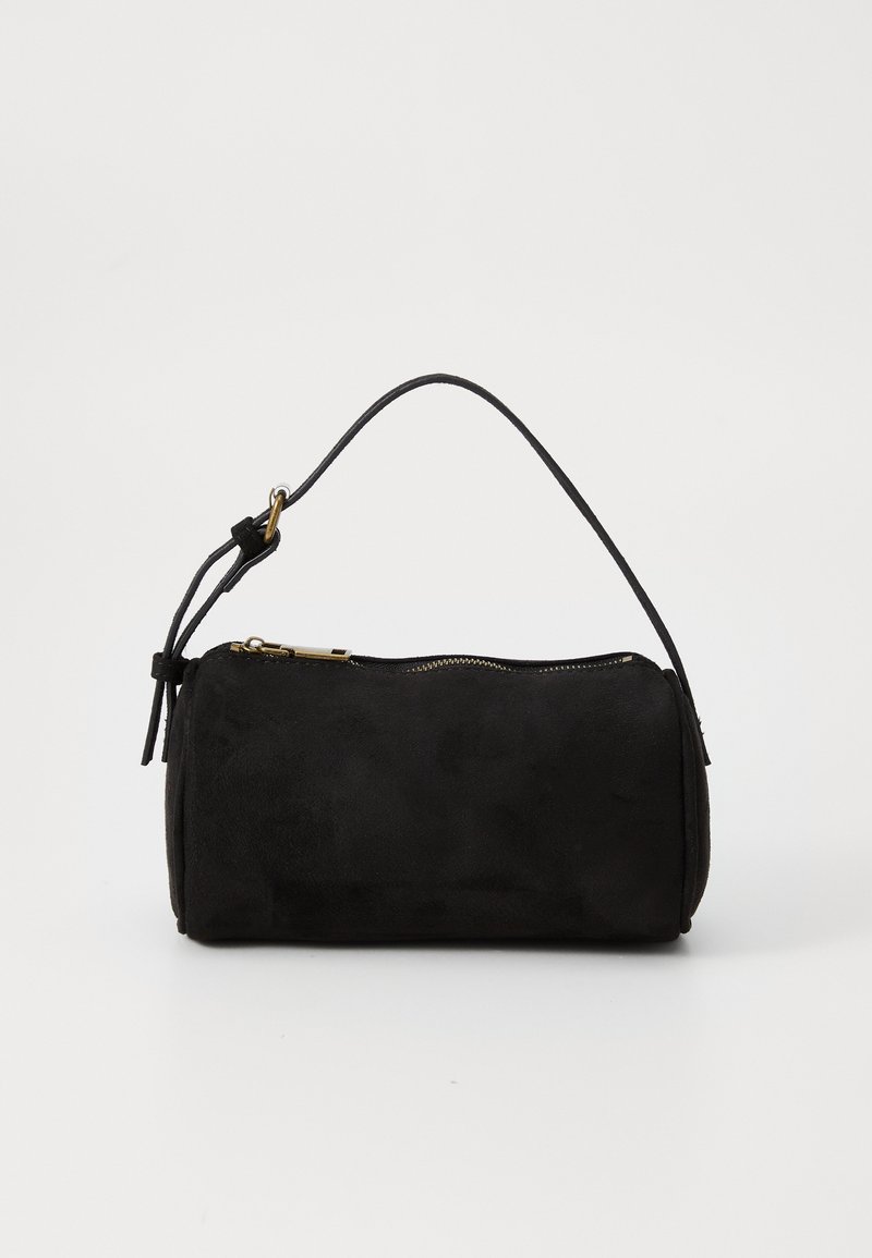 Borsa in suede nera dalla forma arrotondata, con chiusura a zip superiore, manico corto e un accento decorativo a nappa. Texture liscia con hardware minimale.