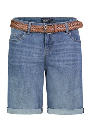 Jeansshorts mit umgeschlagenen Säumen und aufgesetzten Taschen, kombiniert mit einem braunen geflochtenen Leder-Gürtel mit silberner Schnalle.