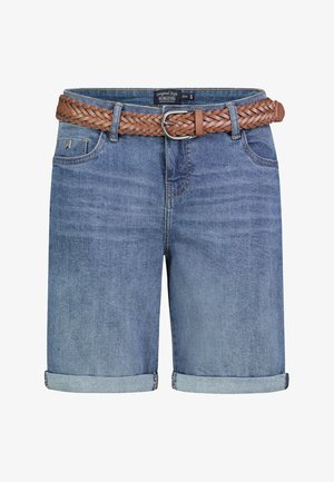 Denim shorts met omgeslagen zomen en gestikte zakken, gecombineerd met een bruine gevlochten leren riem met een zilveren gesp.