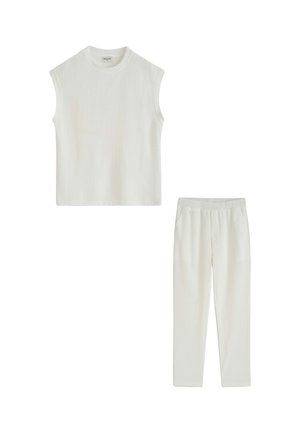 Haut blanc sans manches en maille côtelée avec col rond et pantalon blanc côtelé à taille élastique assorti, posé à plat sur fond blanc.