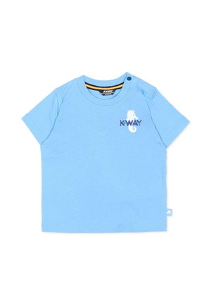 Camiseta de bebé azul claro de manga corta con logo de caballito de mar y texto "K-WAY", botón a presión en el hombro izquierdo, talla 12 meses.