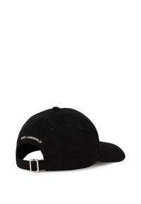 Fekete kordbársony baseball sapka ívelt napellenzővel, állítható pánttal és hímzett "Karl Lagerfeld" részlettel a hátsó oldalon.