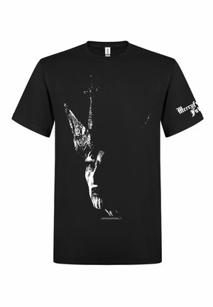 Schwarzes T-Shirt mit einem weißen Grafikdruck eines Gesichts, das eine gehörnte Krone trägt, auf der Vorderseite und weißem gotischen Text auf dem rechten Ärmel.