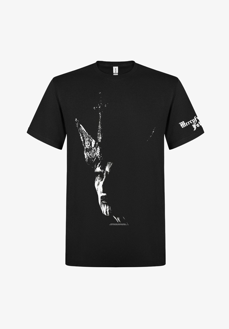 Černé tričko s bílou grafikou obličeje nosícího rohatou korunu na přední straně a bílým gotickým textem na pravém rukávu.