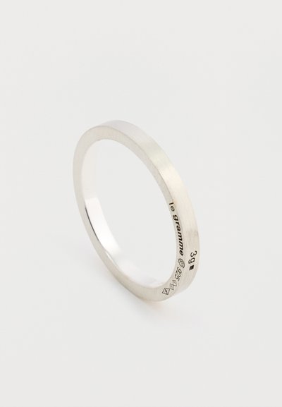 Hõbedane sõrmus, millel on matt viimistlus, kaardus servad ja graveeritud logo. Märgid sisaldavad kaalu (39g) ja puhtust (925).