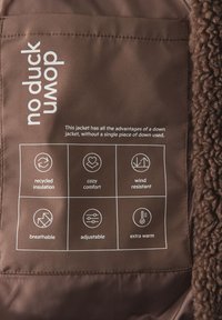 Intérieur de la veste brune avec des détails en texte blanc caractéristiques : isolation recyclée, confort douillet, résistance au vent, respirabilité, réglable, extra chaud.