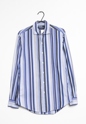 Blouse met lange mouwen en knopen met verticale blauwe, witte en grijze strepen, hangend aan een zwarte kledinghanger tegen een witte achtergrond.