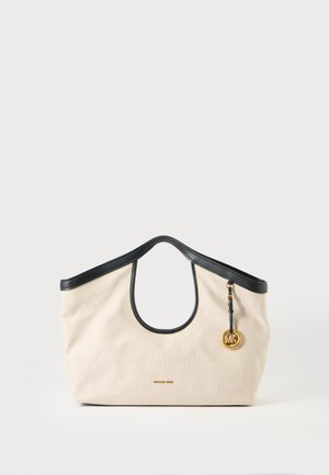 Sac cabas en toile beige avec bordure et poignées noires, orné d'un médaillon rond doré avec le logo MK suspendu sur un côté.