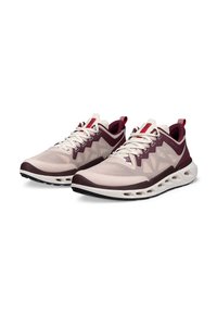 Paire de chaussures de sport rose clair et bordeaux avec des lacets blancs et des semelles ventilées sur fond blanc.