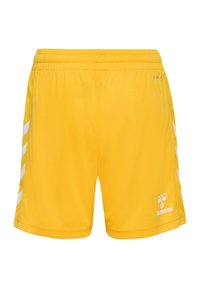 Gula idrottsshorts med elastisk midja, med vita sidosträck och en logotyp på den nedre högra framsidan. Slät textur.