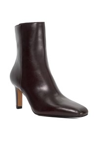 Botte de cheville en cuir marron foncé avec un bout carré et un talon slim de hauteur intermédiaire, finition lisse, fermeture à glissière latérale.