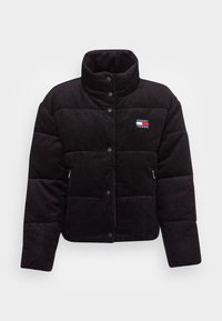 Černá kordurová prošívaná bunda s vysokým límcem, patentními knoflíky, logo nášivkou na prsou a polstrovanými částmi pro izolaci.