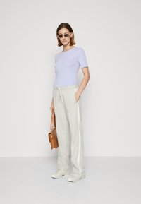GAP Základné tričko - fresh lavender