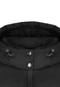 Czarna pikowana kurtka z bliska, z wysokim kołnierzem, dwoma guzikami i sznurkiem do regulacji. Materiał wydaje się gładki i trwały.